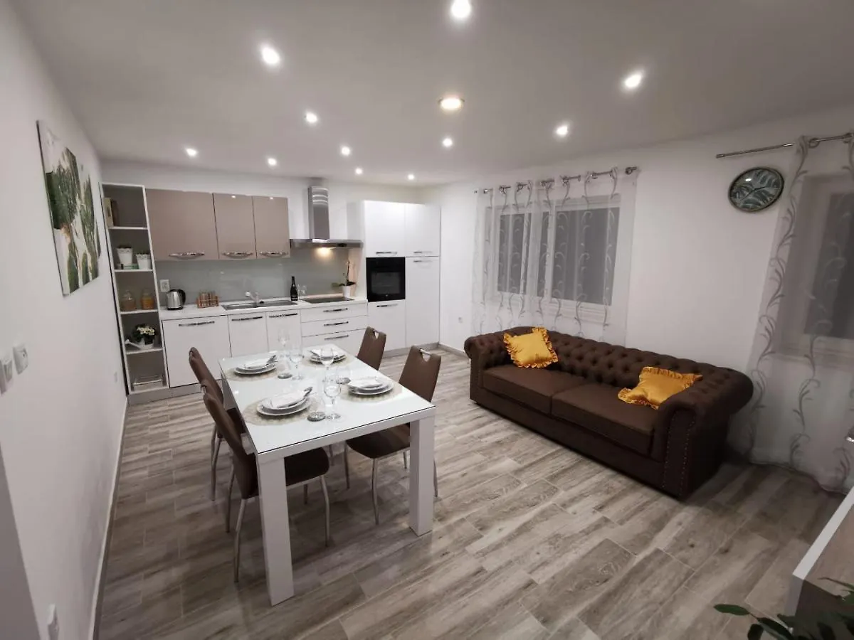 Apartmani Pina 1 Kastela 0*,
